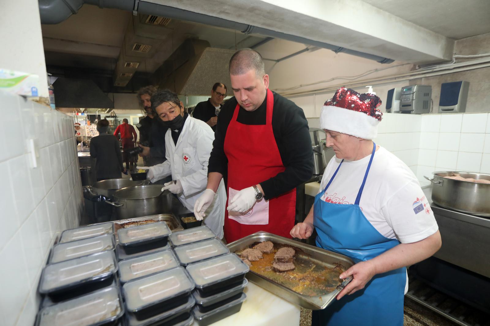 Rijeka: Nadbiskup Mate Uzinić i svećenici Riječke nadbiskupije kuhali u Domu Crvenog križa Pećine Rijeka: Nadbiskup Mate Uzinić i svećenici Riječke nadbiskupije kuhali u Domu Crvenog križa Pećine