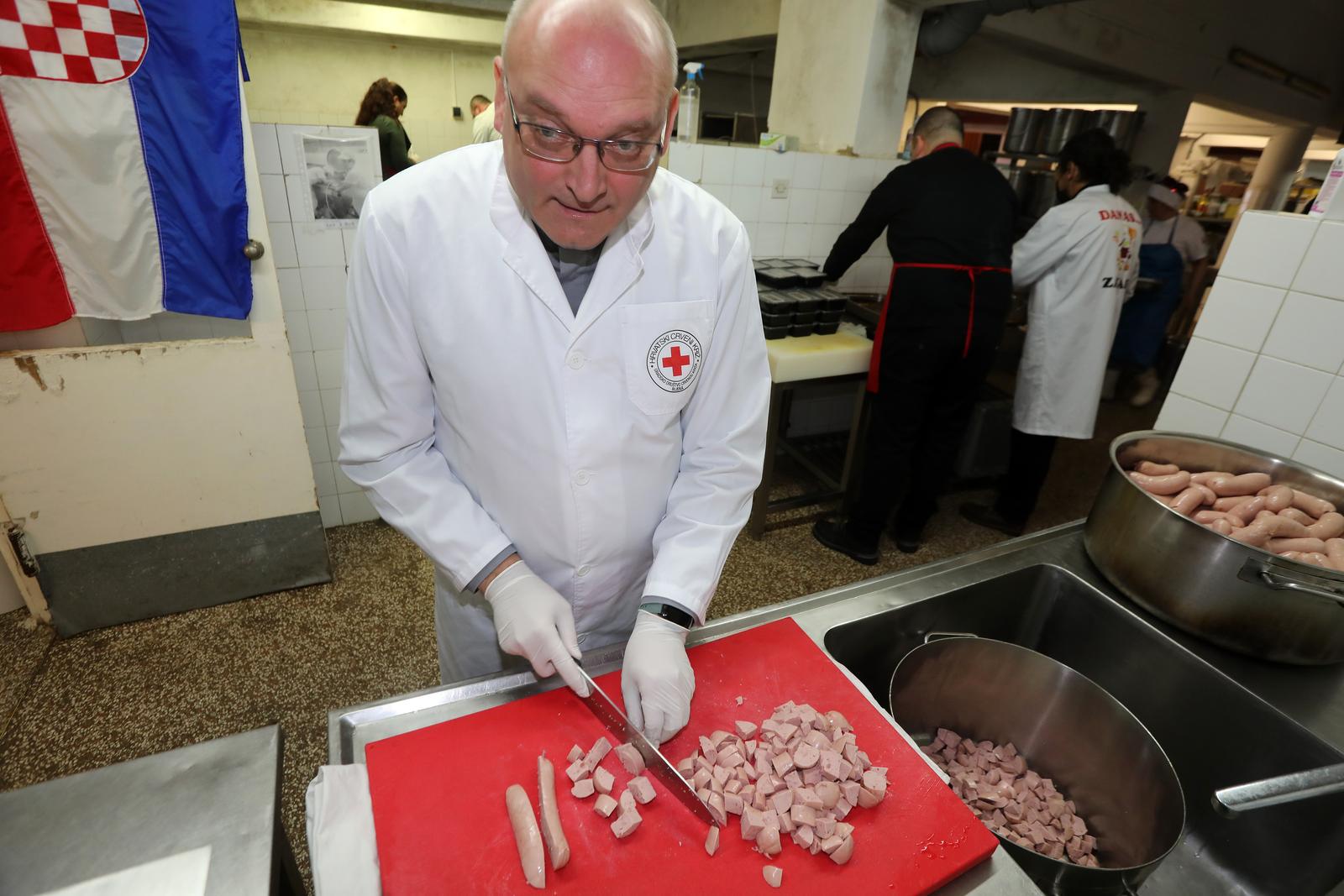 Rijeka: Nadbiskup Mate Uzinić i svećenici Riječke nadbiskupije kuhali u Domu Crvenog križa Pećine Rijeka: Nadbiskup Mate Uzinić i svećenici Riječke nadbiskupije kuhali u Domu Crvenog križa Pećine