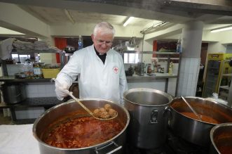 Rijeka: Nadbiskup Mate Uzinić i svećenici Riječke nadbiskupije kuhali u Domu Crvenog križa Pećine