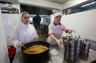 Rijeka: Nadbiskup Mate Uzinić i svećenici Riječke nadbiskupije kuhali u Domu Crvenog križa Pećine