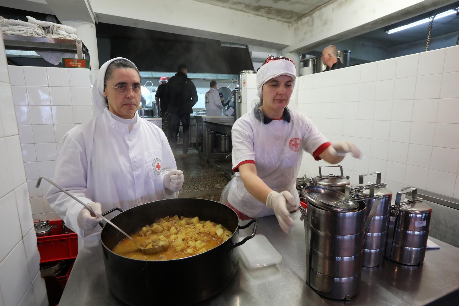 Rijeka: Nadbiskup Mate Uzinić i svećenici Riječke nadbiskupije kuhali u Domu Crvenog križa Pećine Rijeka: Nadbiskup Mate Uzinić i svećenici Riječke nadbiskupije kuhali u Domu Crvenog križa Pećine