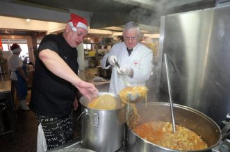 Rijeka: Nadbiskup Mate Uzinić i svećenici Riječke nadbiskupije kuhali u Domu Crvenog križa Pećine