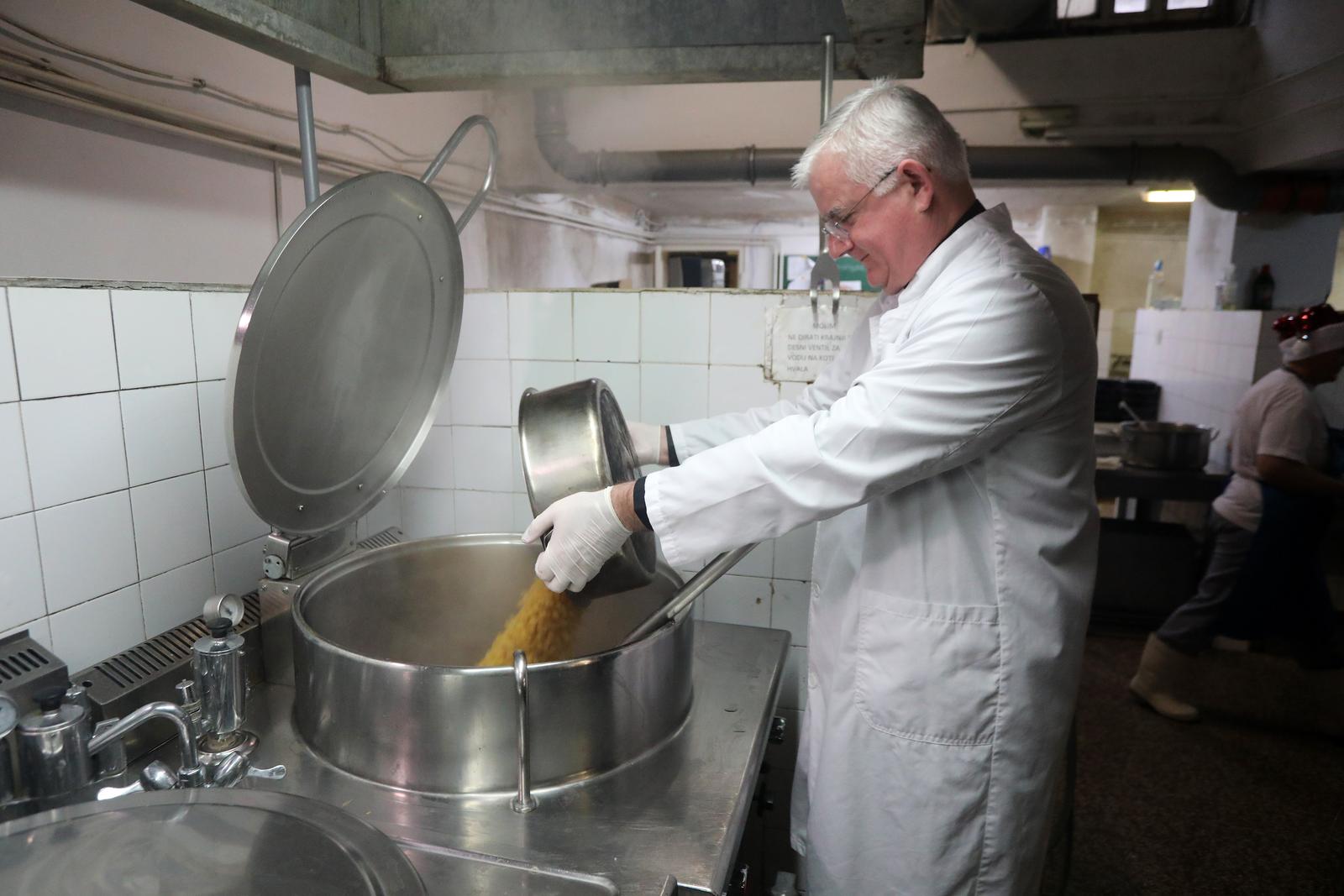 Rijeka: Nadbiskup Mate Uzinić i svećenici Riječke nadbiskupije kuhali u Domu Crvenog križa Pećine Rijeka: Nadbiskup Mate Uzinić i svećenici Riječke nadbiskupije kuhali u Domu Crvenog križa Pećine