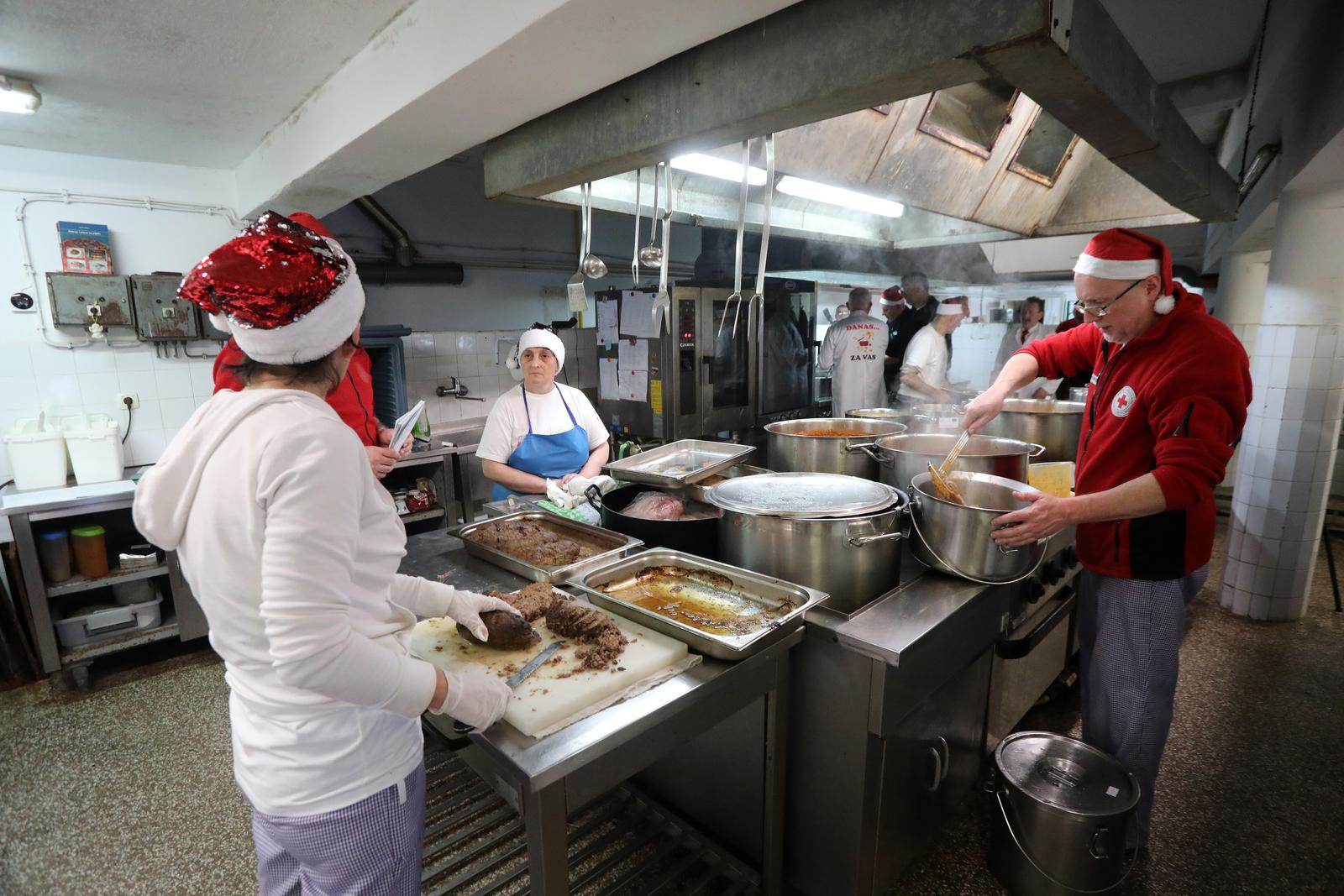 Rijeka: Nadbiskup Mate Uzinić i svećenici Riječke nadbiskupije kuhali u Domu Crvenog križa Pećine Rijeka: Nadbiskup Mate Uzinić i svećenici Riječke nadbiskupije kuhali u Domu Crvenog križa Pećine