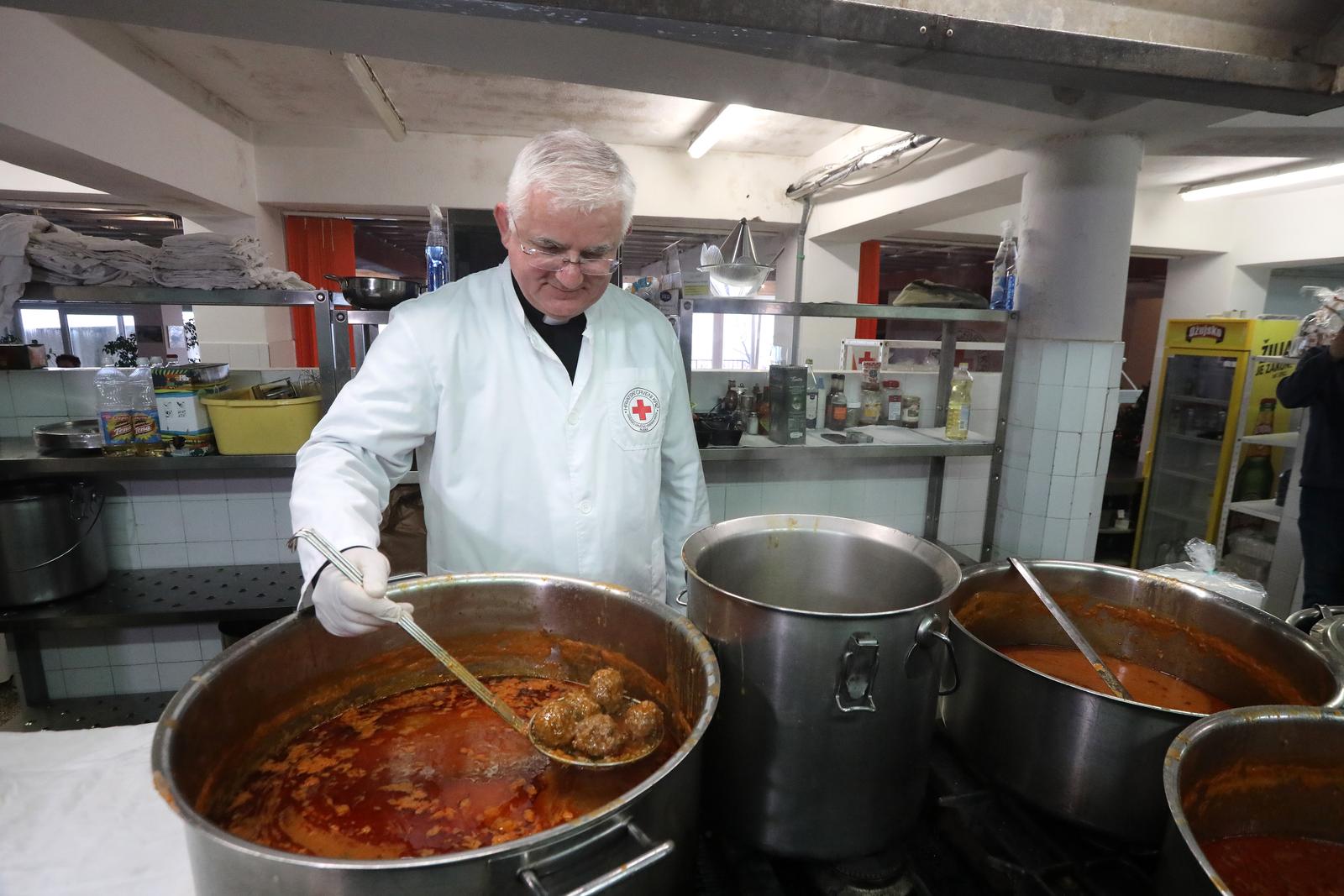 Rijeka: Nadbiskup Mate Uzinić i svećenici Riječke nadbiskupije kuhali u Domu Crvenog križa Pećine Rijeka: Nadbiskup Mate Uzinić i svećenici Riječke nadbiskupije kuhali u Domu Crvenog križa Pećine