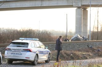 Prikraj: Putnički vlak naletio na osobni automobil