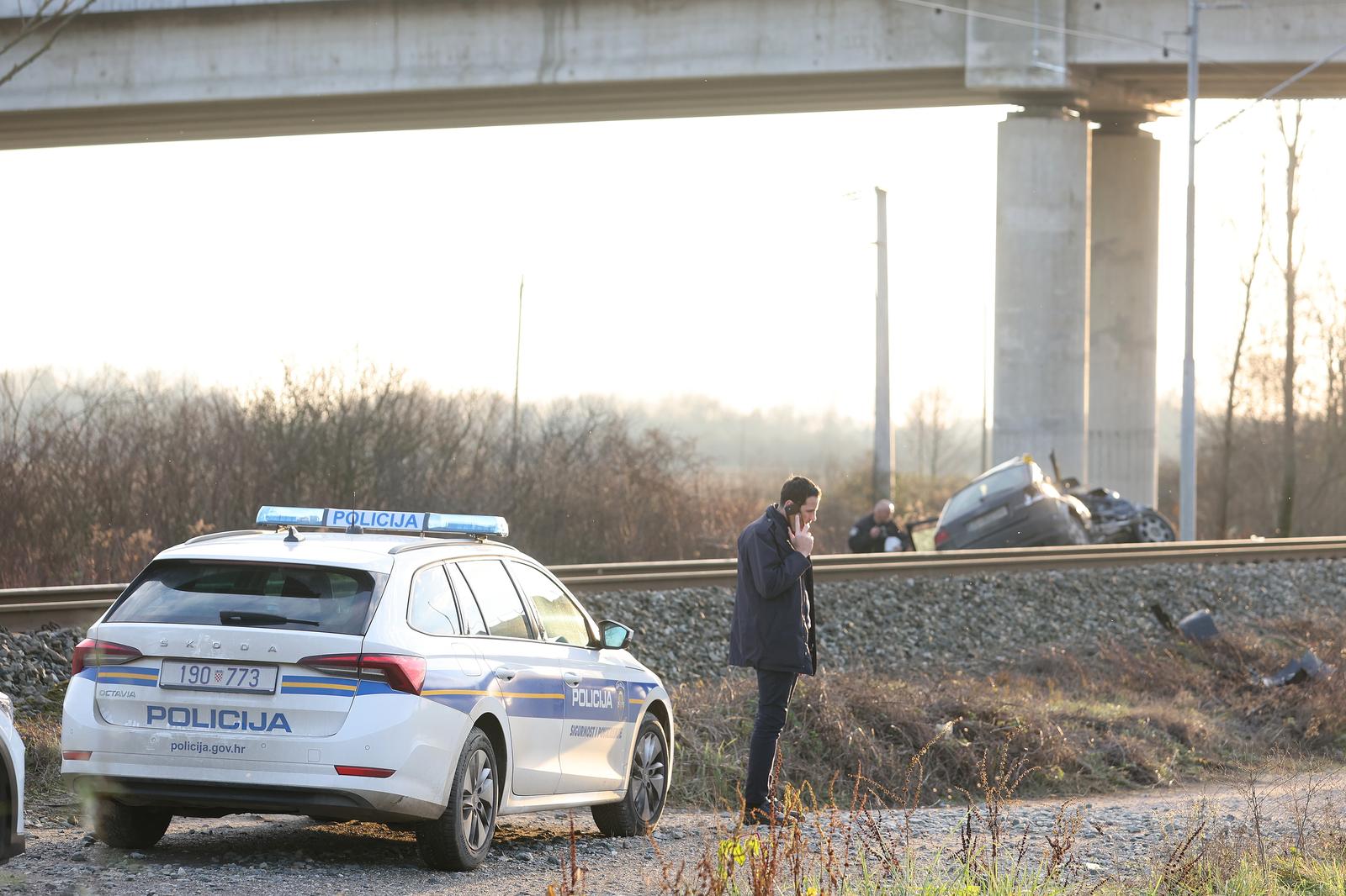 Prikraj: Putnički vlak naletio na osobni automobil