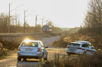 Prikraj: Putnički vlak naletio na osobni automobil