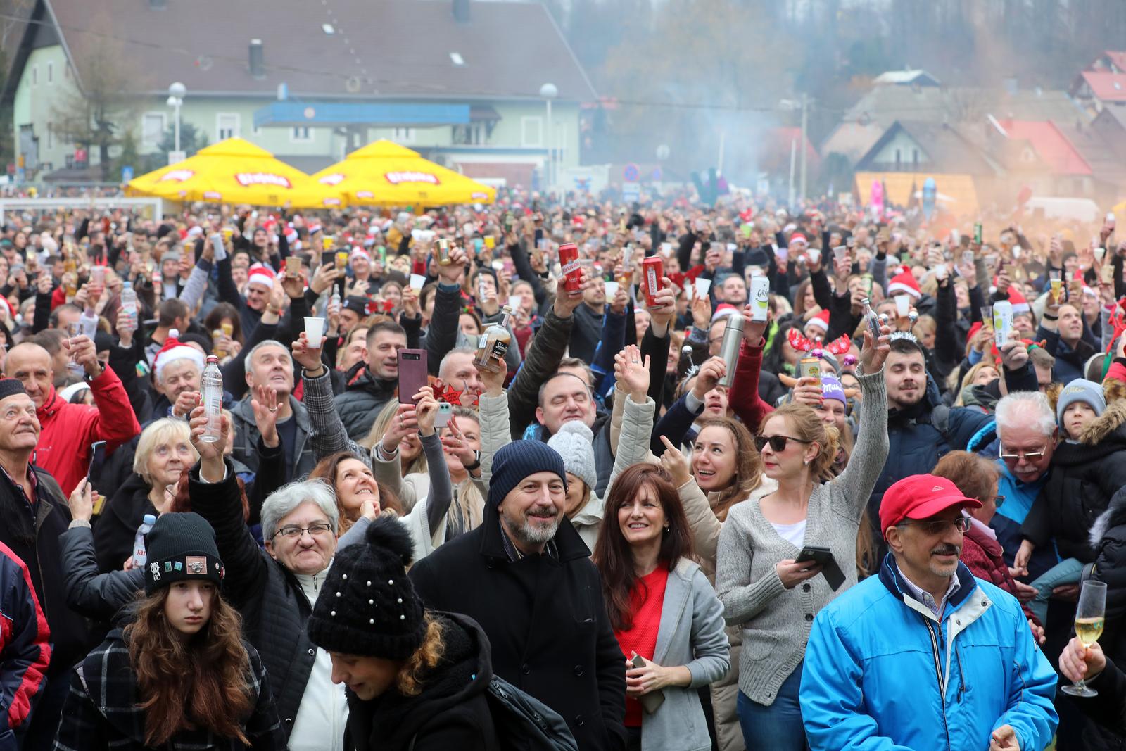 Legendaran ispraćaj stare i doček Nove godine u podne u Fužinama