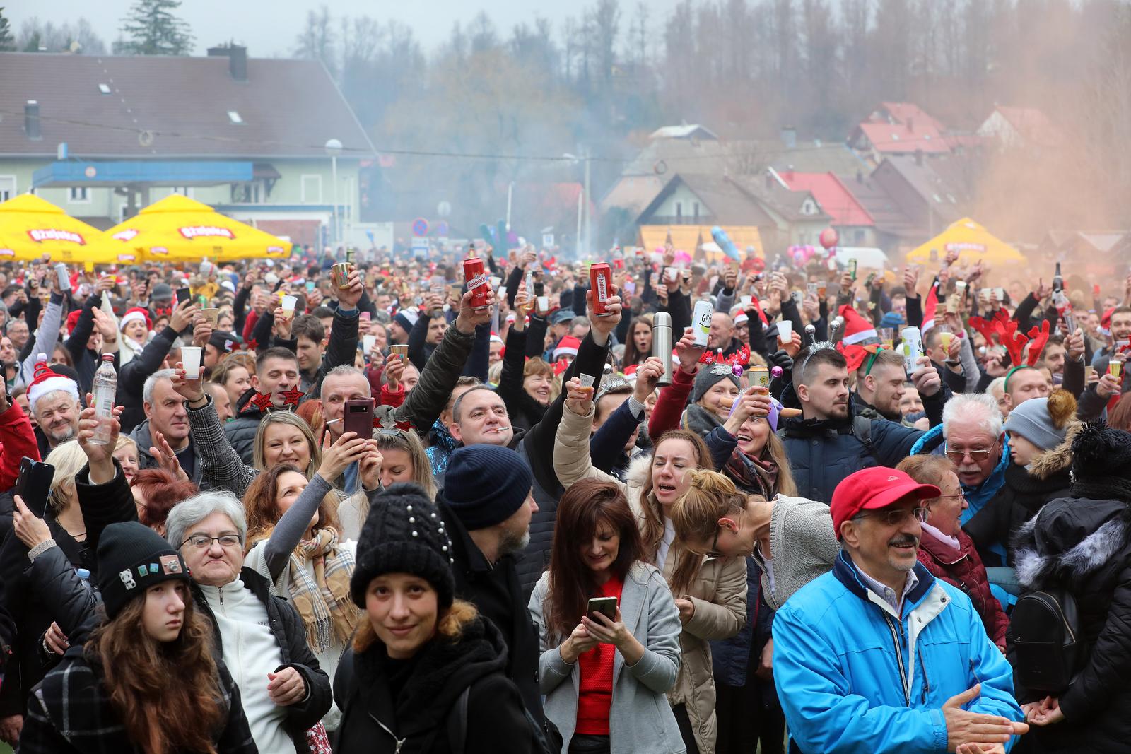 Legendaran ispraćaj stare i doček Nove godine u podne u Fužinama