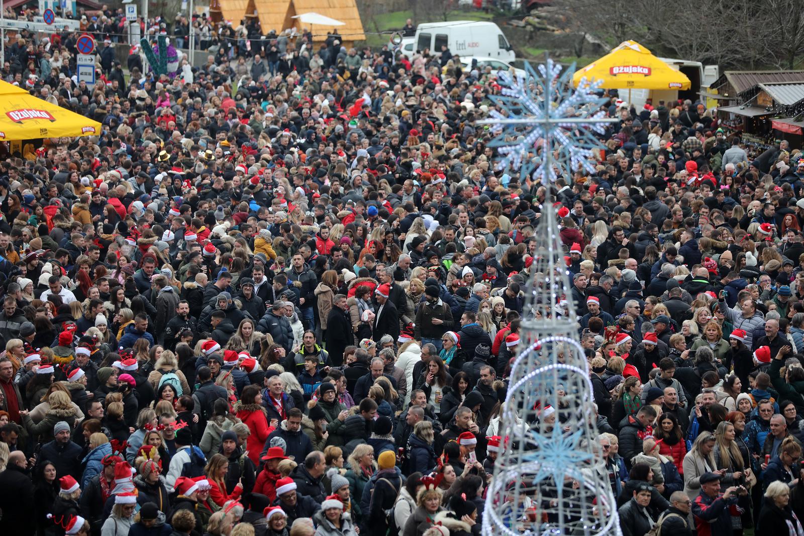Legendaran ispraćaj stare i doček Nove godine u podne u Fužinama
