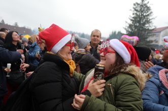 Legendaran ispraćaj stare i doček Nove godine u podne u Fužinama