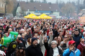 Legendaran ispraćaj stare i doček Nove godine u podne u Fužinama