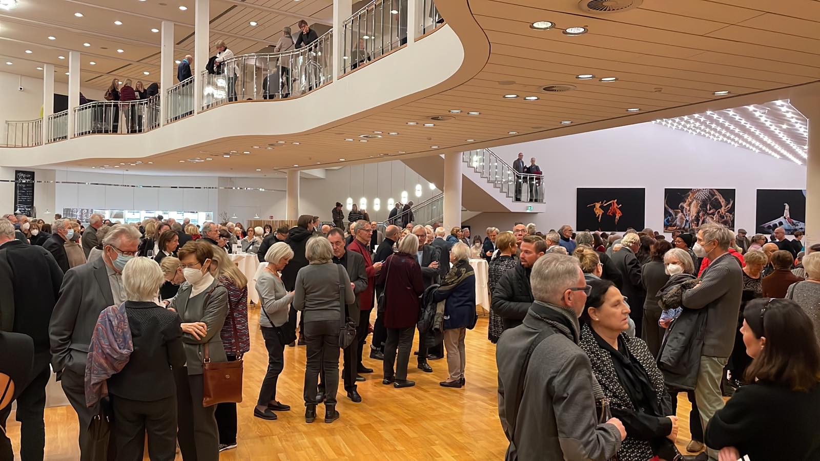 Publika u Forumteatru prije početka predstave Publika u Forumteatru prije početka predstave