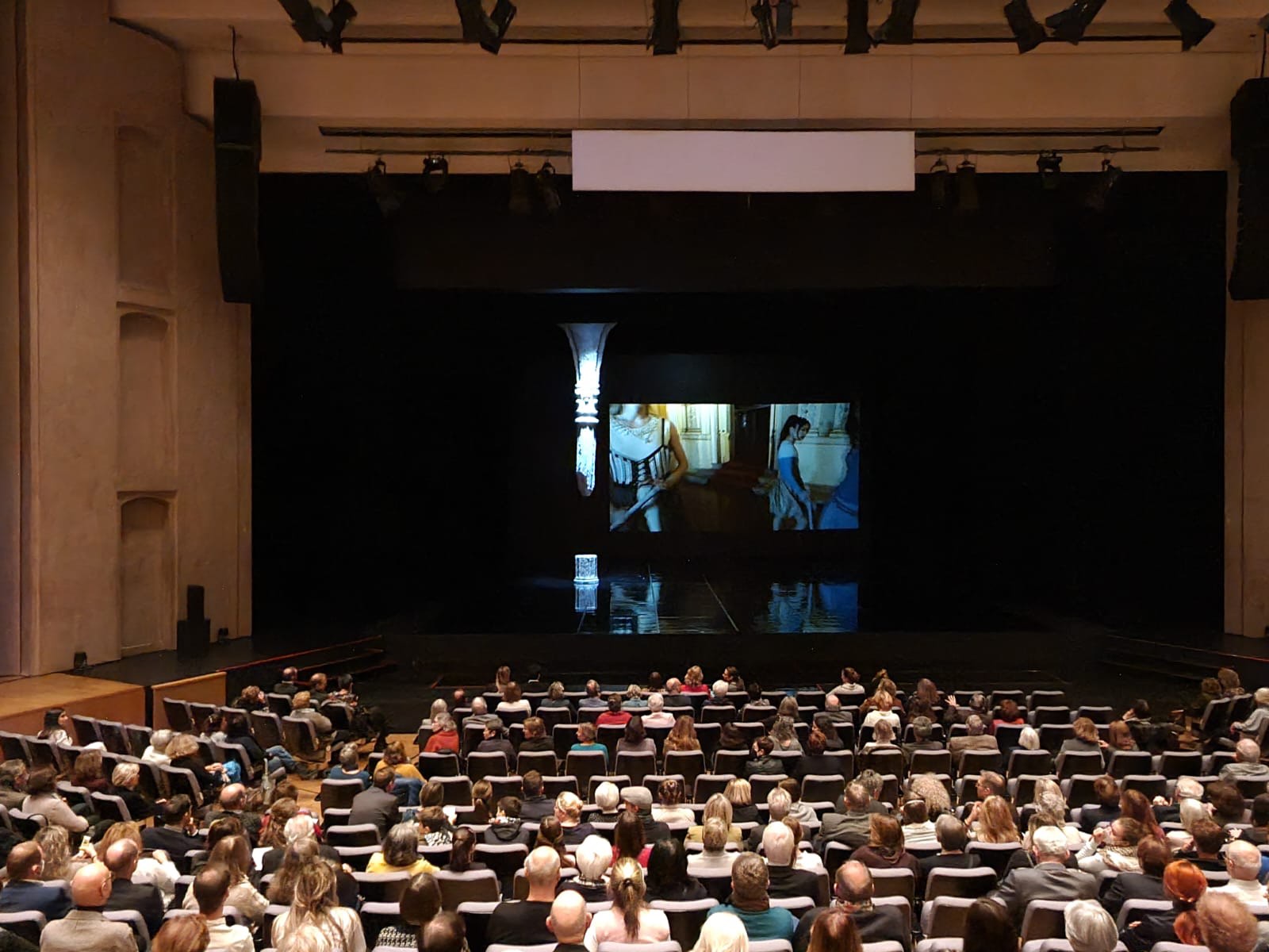 gledalište prije početka predstave gledalište prije početka predstave