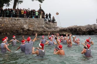 Udruga Opatijski kukali odradili su prvo novogodišnje kupanje