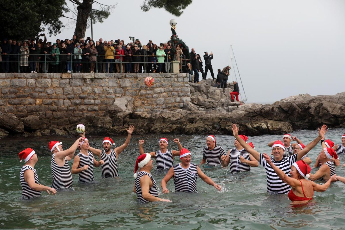Udruga Opatijski kukali odradili su prvo novogodišnje kupanje