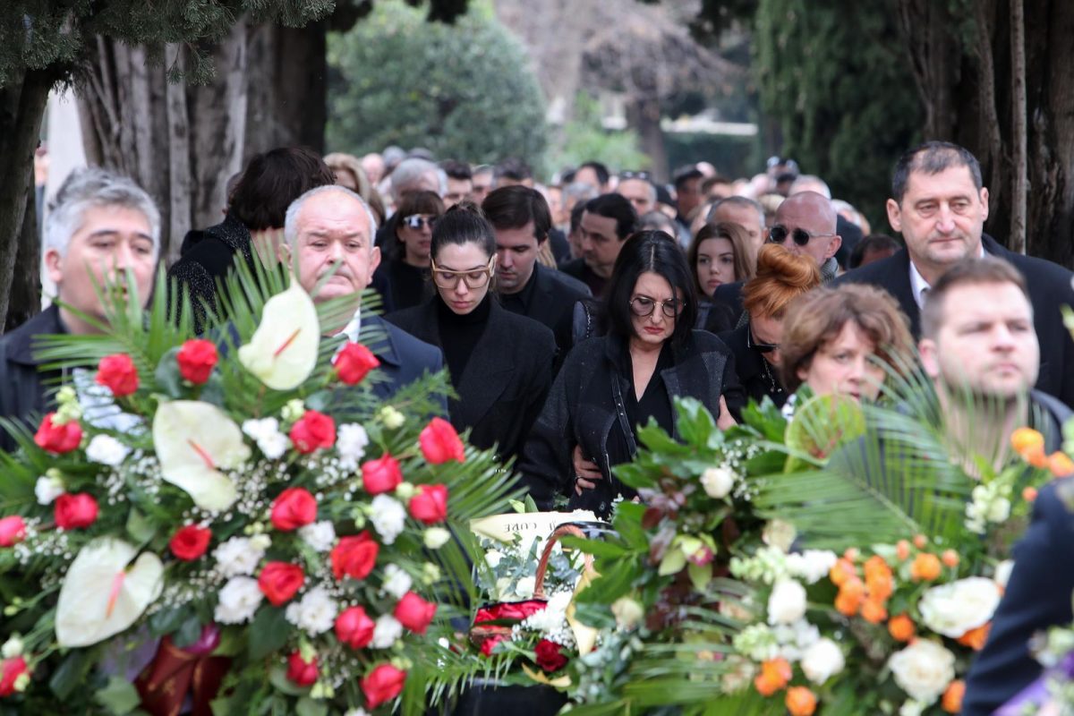 Obitelj Massima Savića na posljednjem ispraćaju na Gradskom groblju Zadar