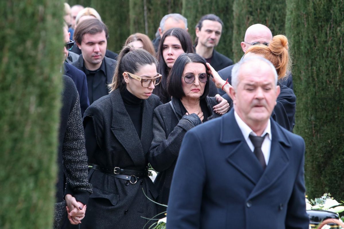 Obitelj Massima Savića na posljednjem ispraćaju na Gradskom groblju Zadar
