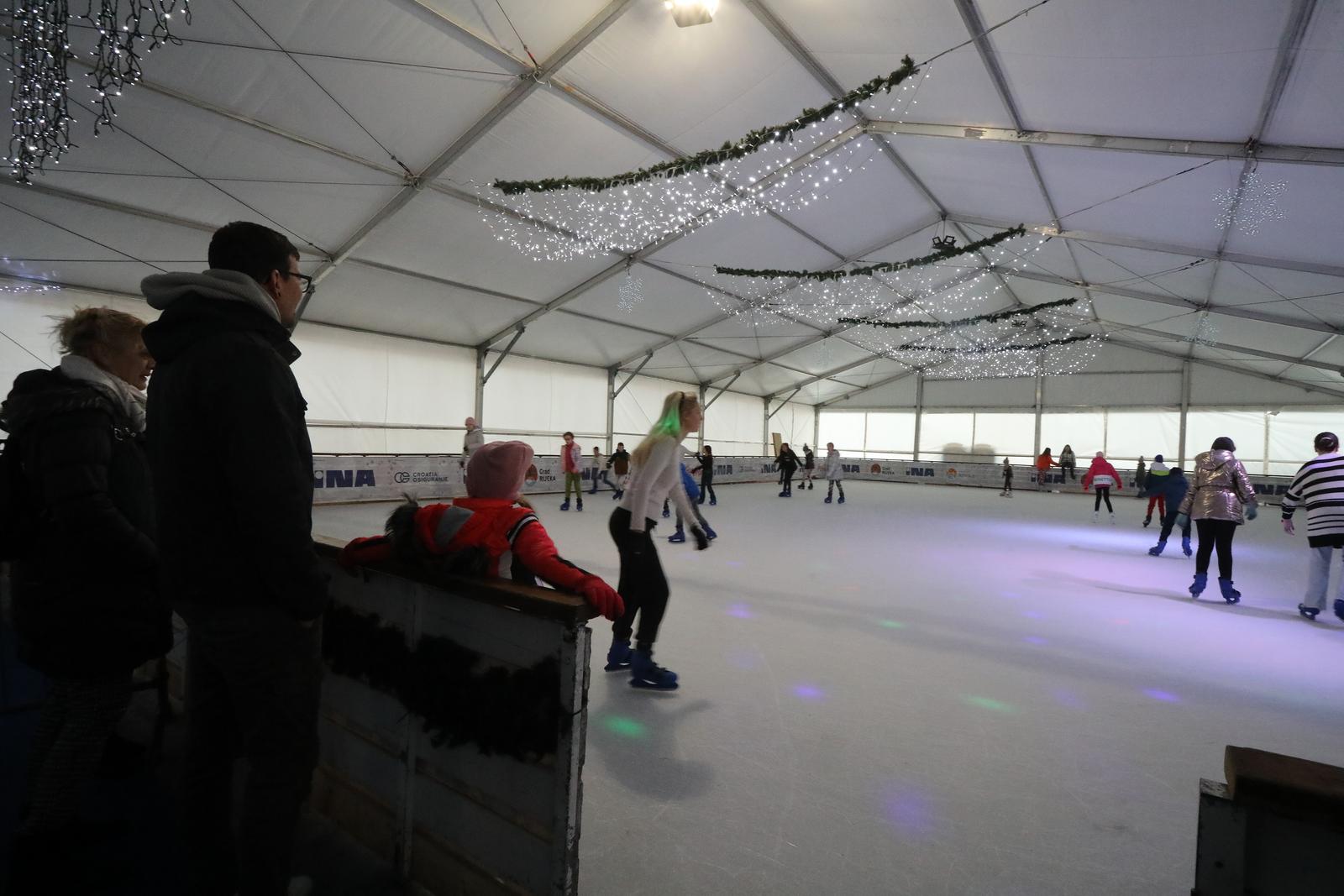 Rijeka: Djeca uživaju na klizalištu Morska pahuljica tijekom zimskih praznika Rijeka: Djeca uživaju na klizalištu Morska pahuljica tijekom zimskih praznika