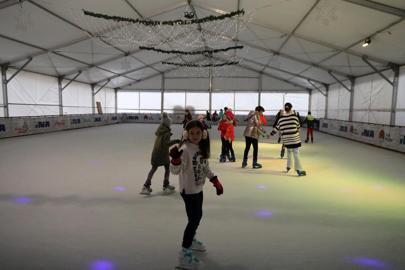 Rijeka: Djeca uživaju na klizalištu Morska pahuljica tijekom zimskih praznika Rijeka: Djeca uživaju na klizalištu Morska pahuljica tijekom zimskih praznika