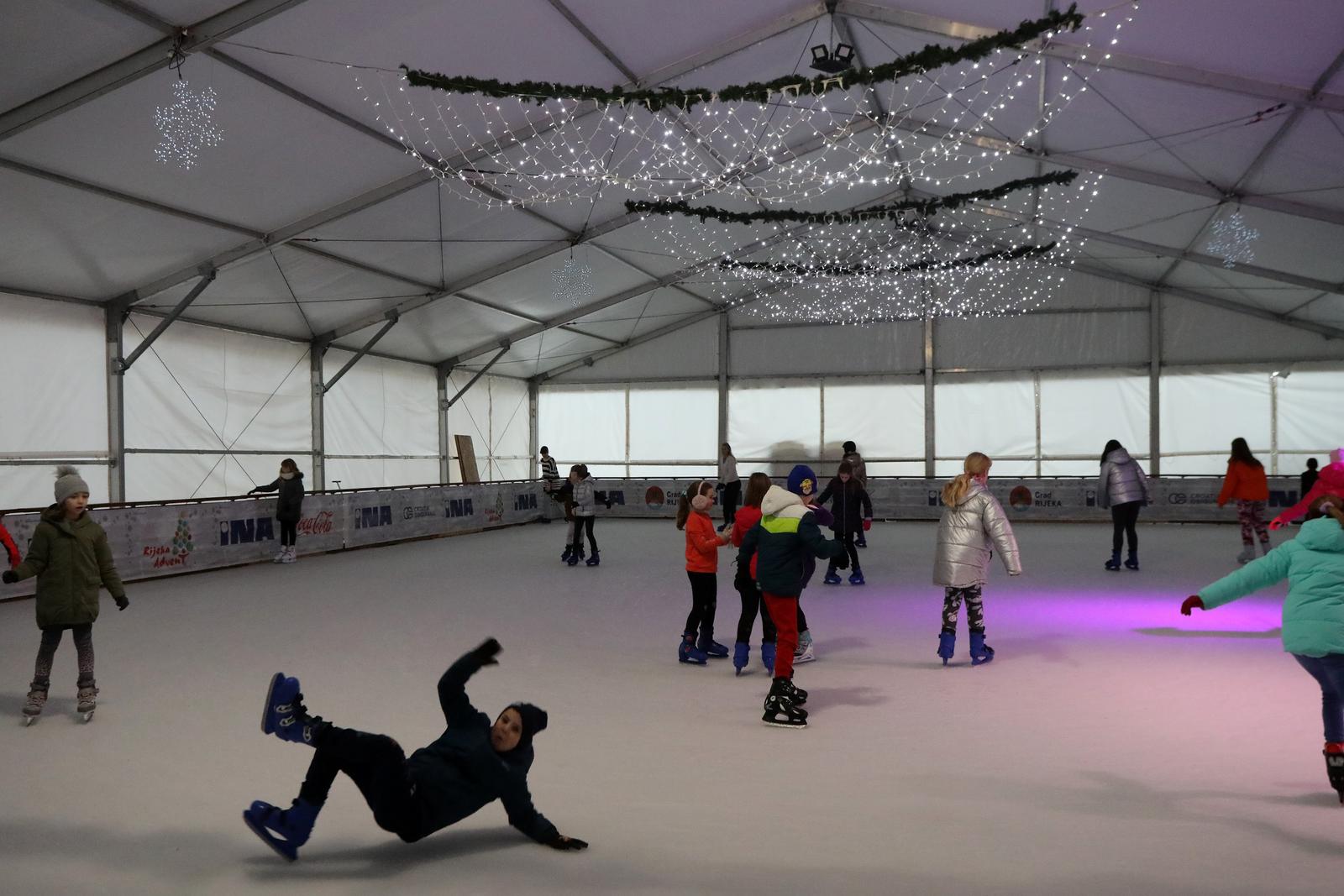 Rijeka: Djeca uživaju na klizalištu Morska pahuljica tijekom zimskih praznika Rijeka: Djeca uživaju na klizalištu Morska pahuljica tijekom zimskih praznika