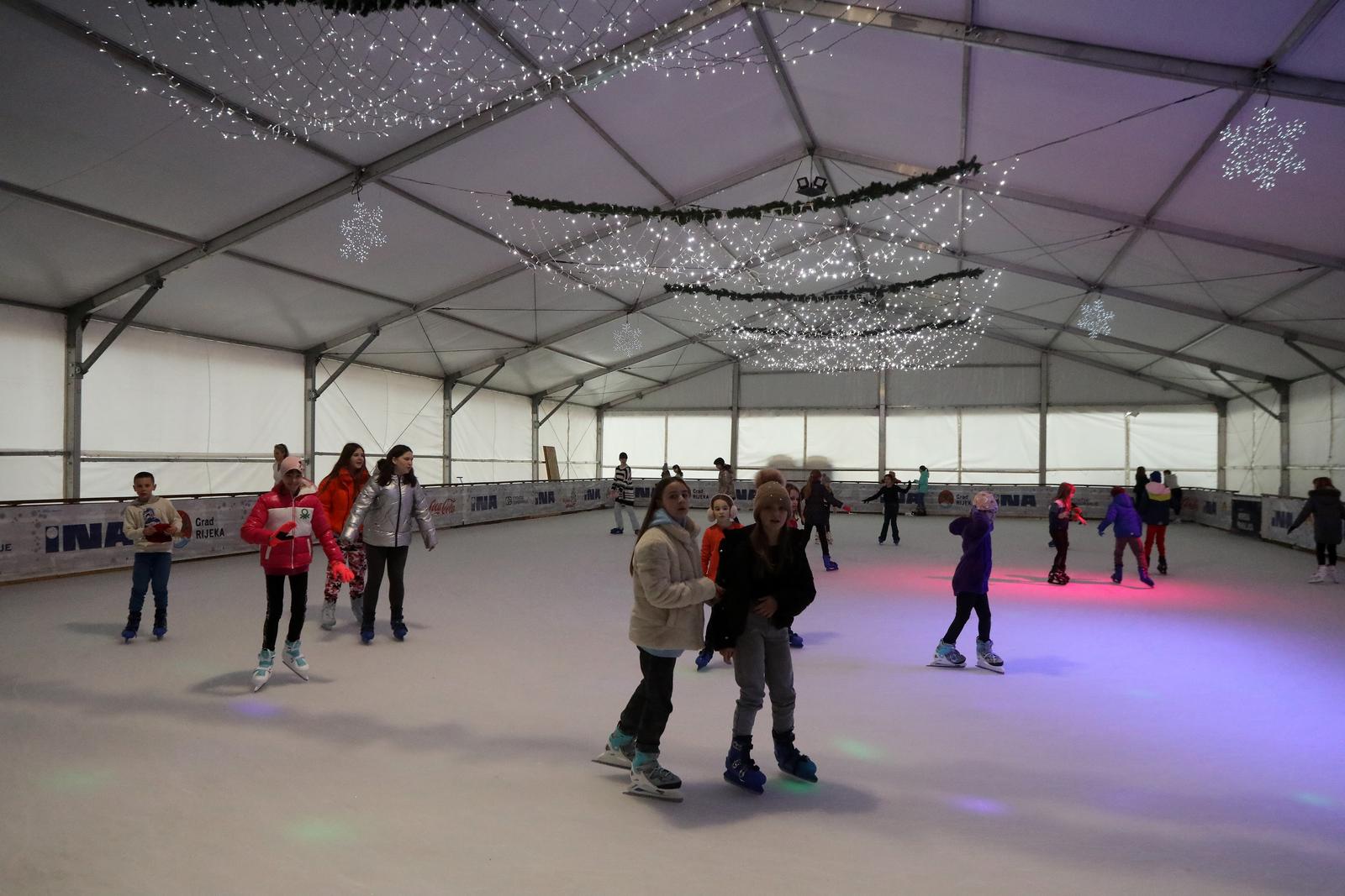 Rijeka: Djeca uživaju na klizalištu Morska pahuljica tijekom zimskih praznika Rijeka: Djeca uživaju na klizalištu Morska pahuljica tijekom zimskih praznika