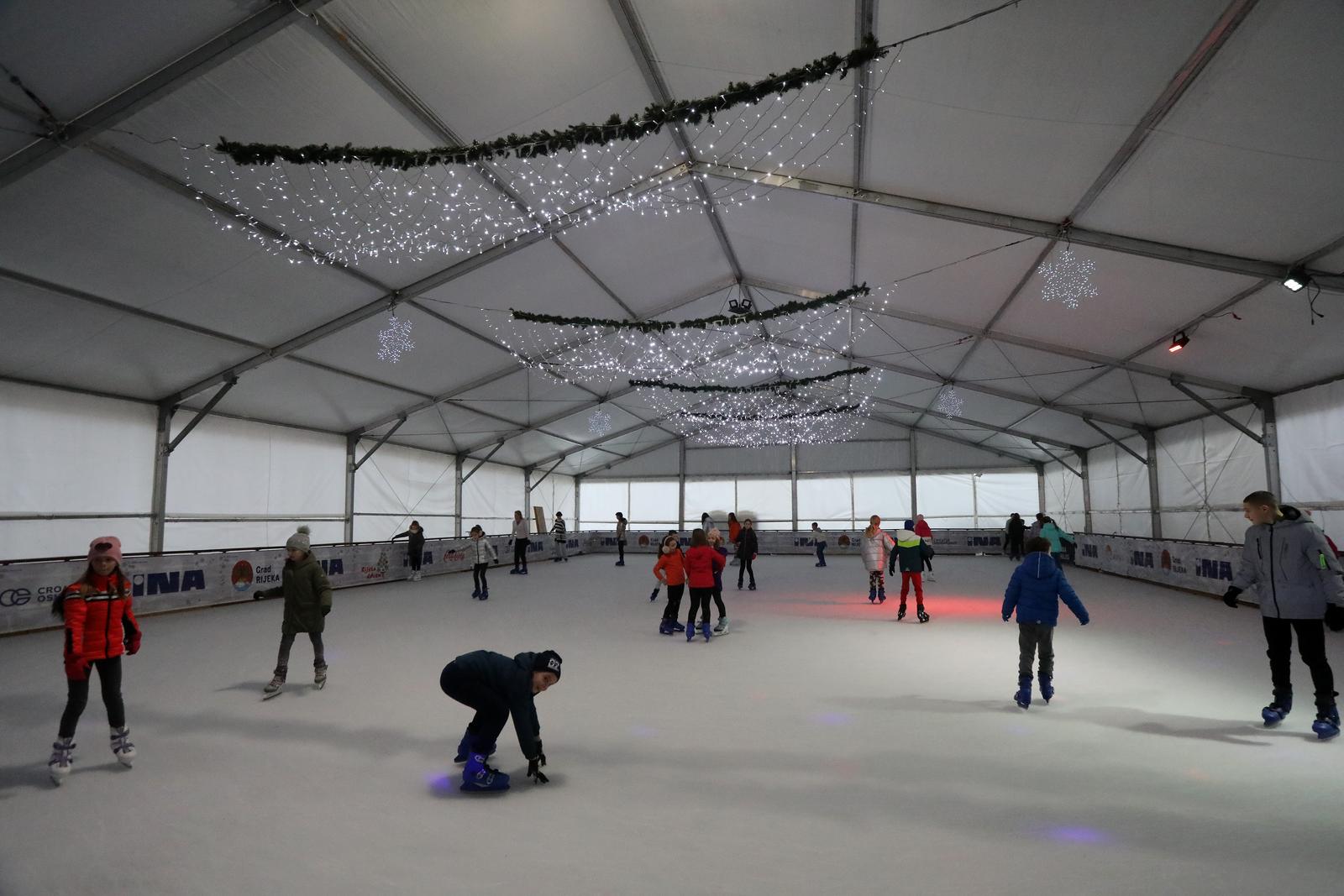 Rijeka: Djeca uživaju na klizalištu Morska pahuljica tijekom zimskih praznika Rijeka: Djeca uživaju na klizalištu Morska pahuljica tijekom zimskih praznika