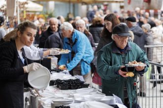 Rijeka: Proslava Badnjaka po Julijanskom kalendaru uz podjelu posne hrane na Koblerovom trgu