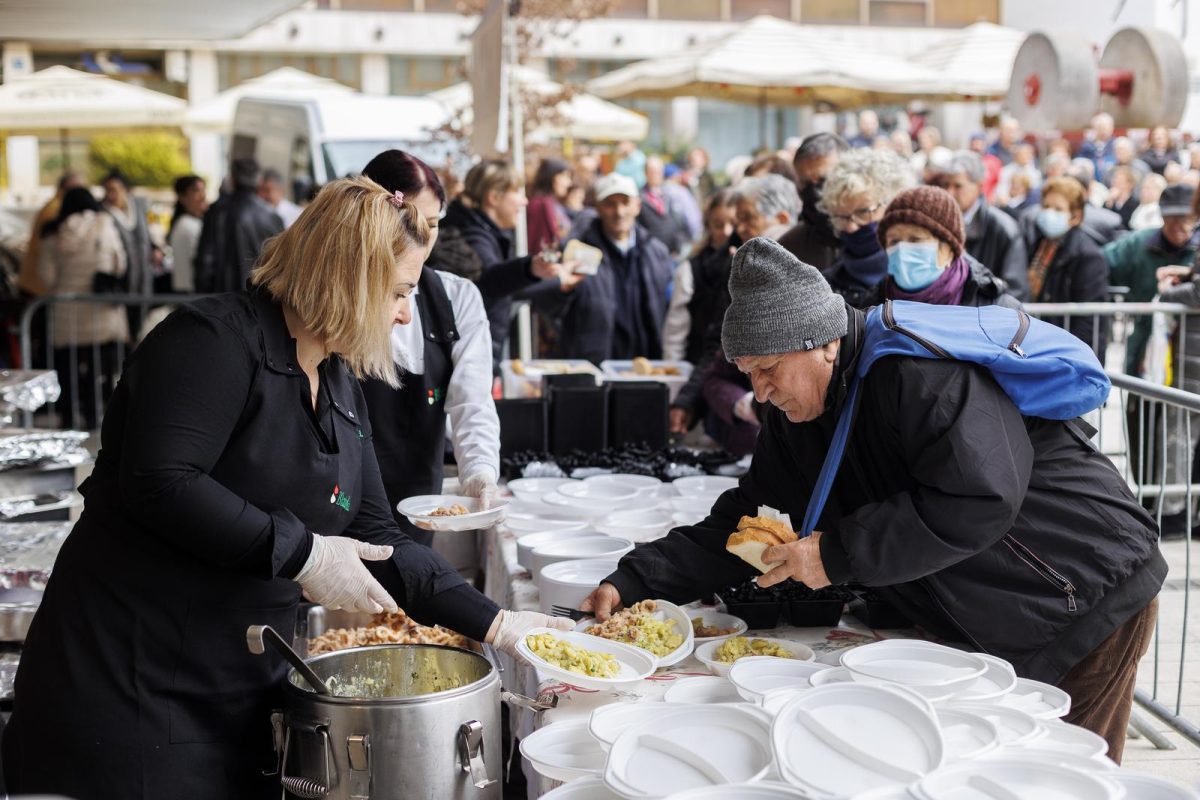 Rijeka: Proslava Badnjaka po Julijanskom kalendaru uz podjelu posne hrane na Koblerovom trgu