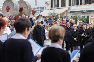 Rijeka: Proslava Badnjaka po Julijanskom kalendaru uz podjelu posne hrane na Koblerovom trgu