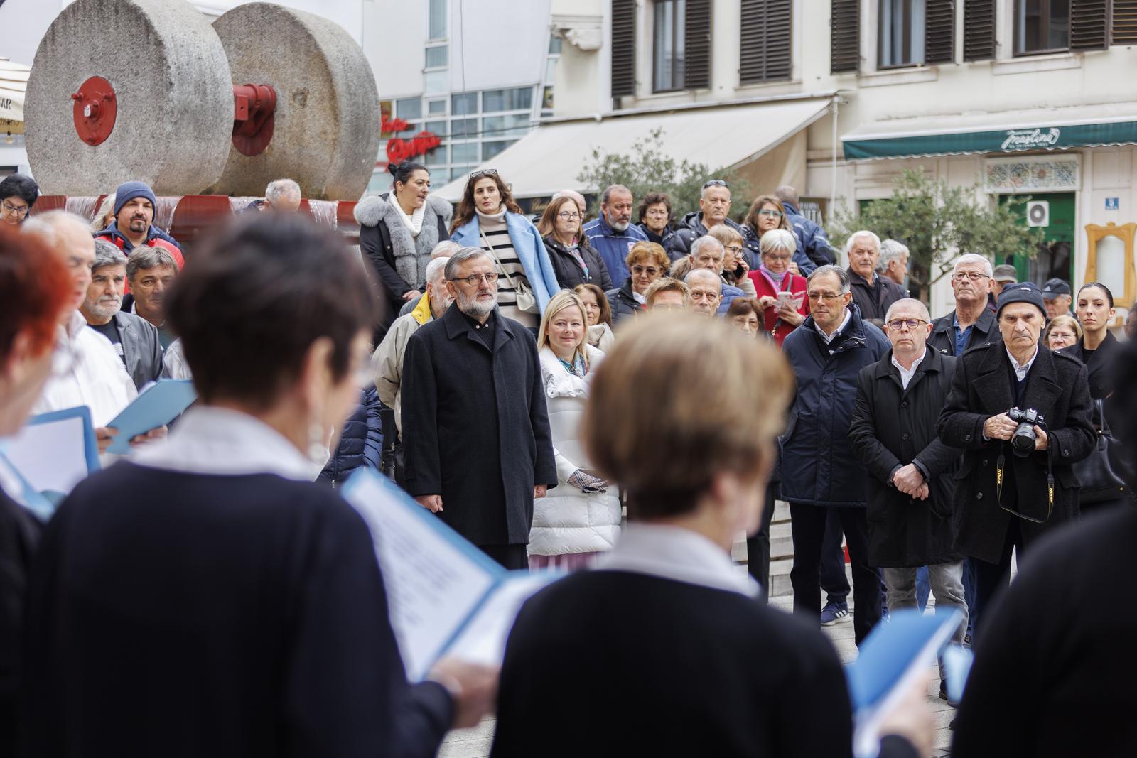 Rijeka: Proslava Badnjaka po Julijanskom kalendaru uz podjelu posne hrane na Koblerovom trgu