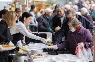 Rijeka: Proslava Badnjaka po Julijanskom kalendaru uz podjelu posne hrane na Koblerovom trgu