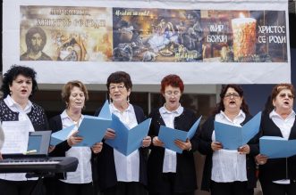 Rijeka: Proslava Badnjaka po Julijanskom kalendaru uz podjelu posne hrane na Koblerovom trgu