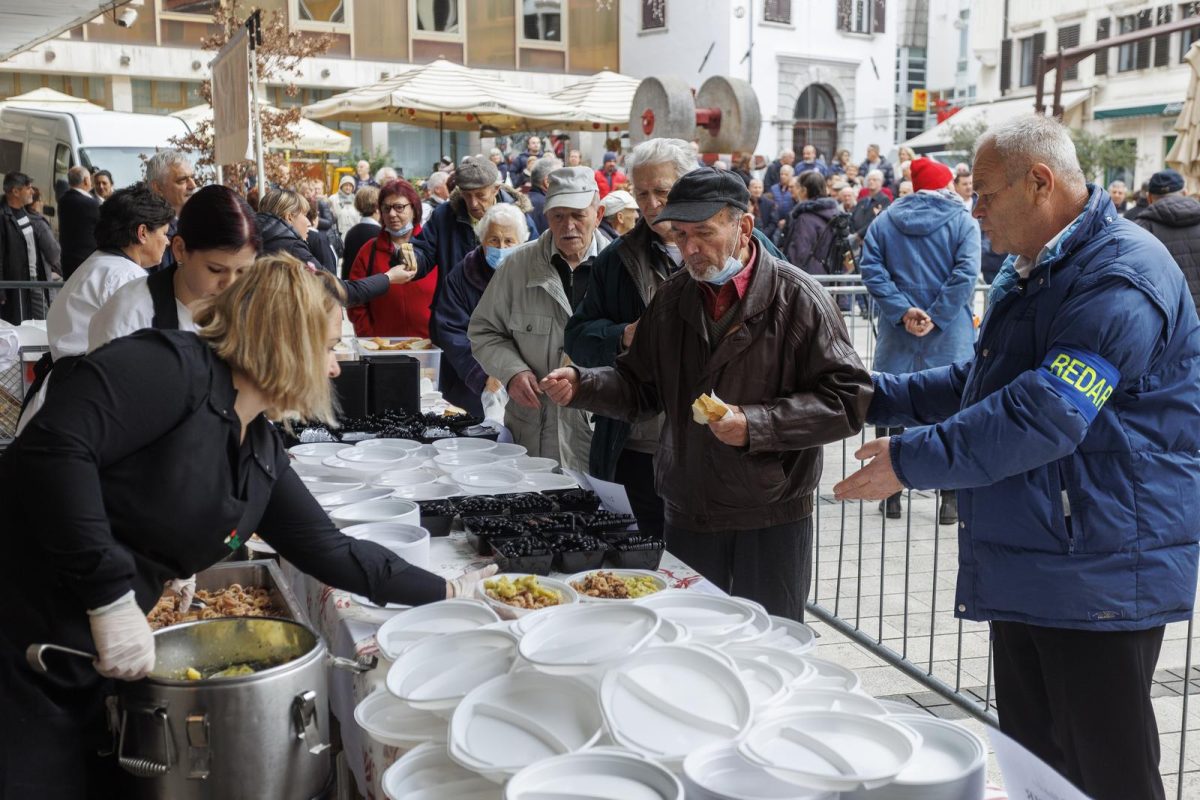 Rijeka: Proslava Badnjaka po Julijanskom kalendaru uz podjelu posne hrane na Koblerovom trgu