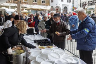 Rijeka: Proslava Badnjaka po Julijanskom kalendaru uz podjelu posne hrane na Koblerovom trgu