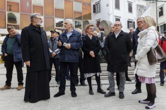 Rijeka: Proslava Badnjaka po Julijanskom kalendaru uz podjelu posne hrane na Koblerovom trgu