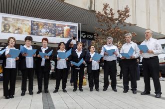 Rijeka: Proslava Badnjaka po Julijanskom kalendaru uz podjelu posne hrane na Koblerovom trgu