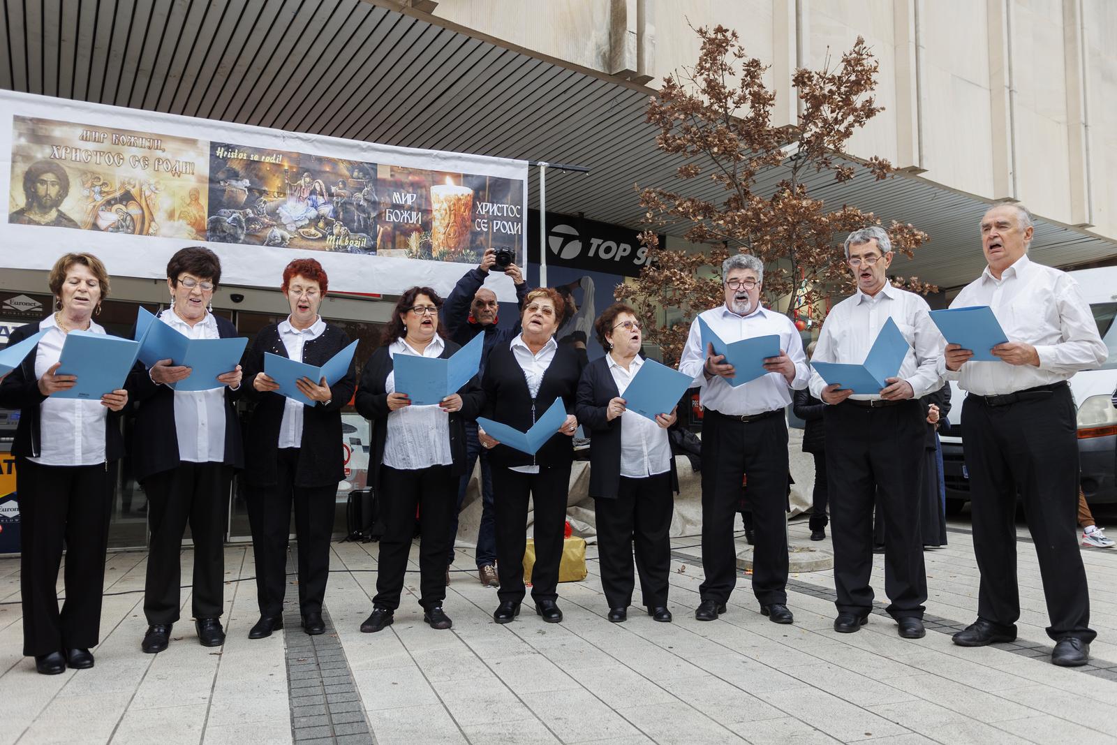 Rijeka: Proslava Badnjaka po Julijanskom kalendaru uz podjelu posne hrane na Koblerovom trgu