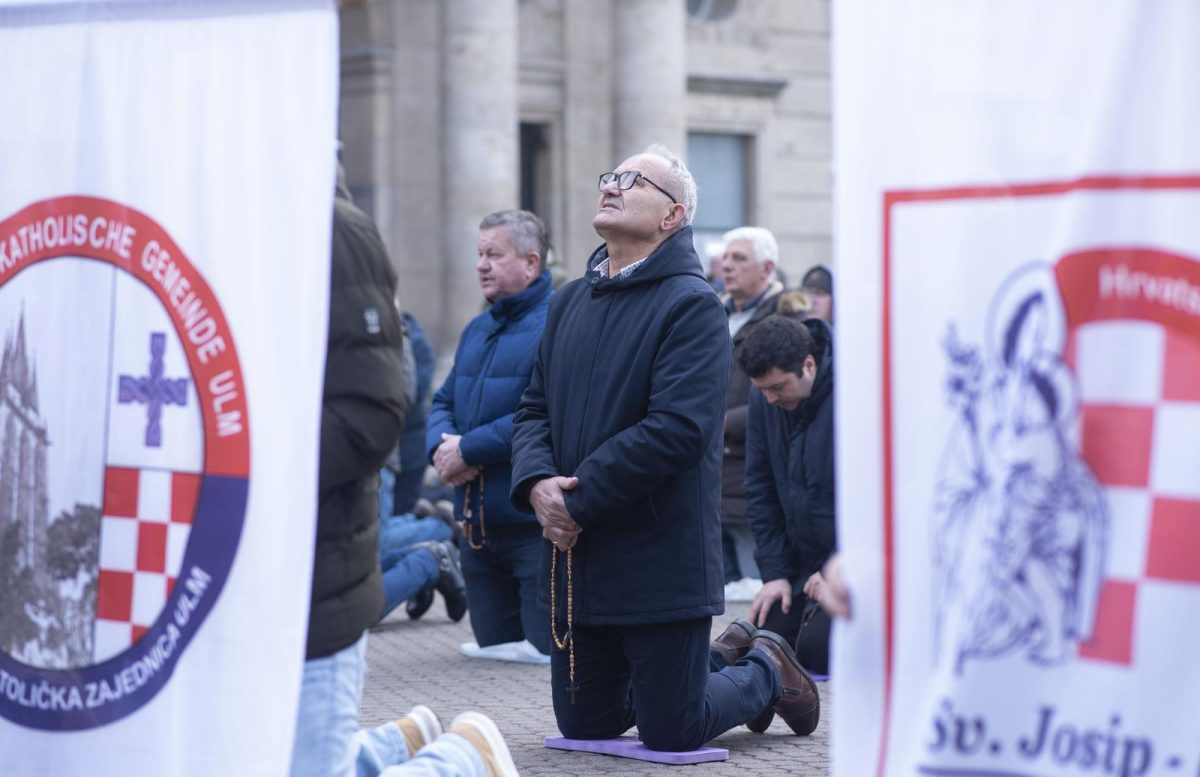 Zagreb: Muškarci na Trgu bana Josipa Jelačića mole krunicu