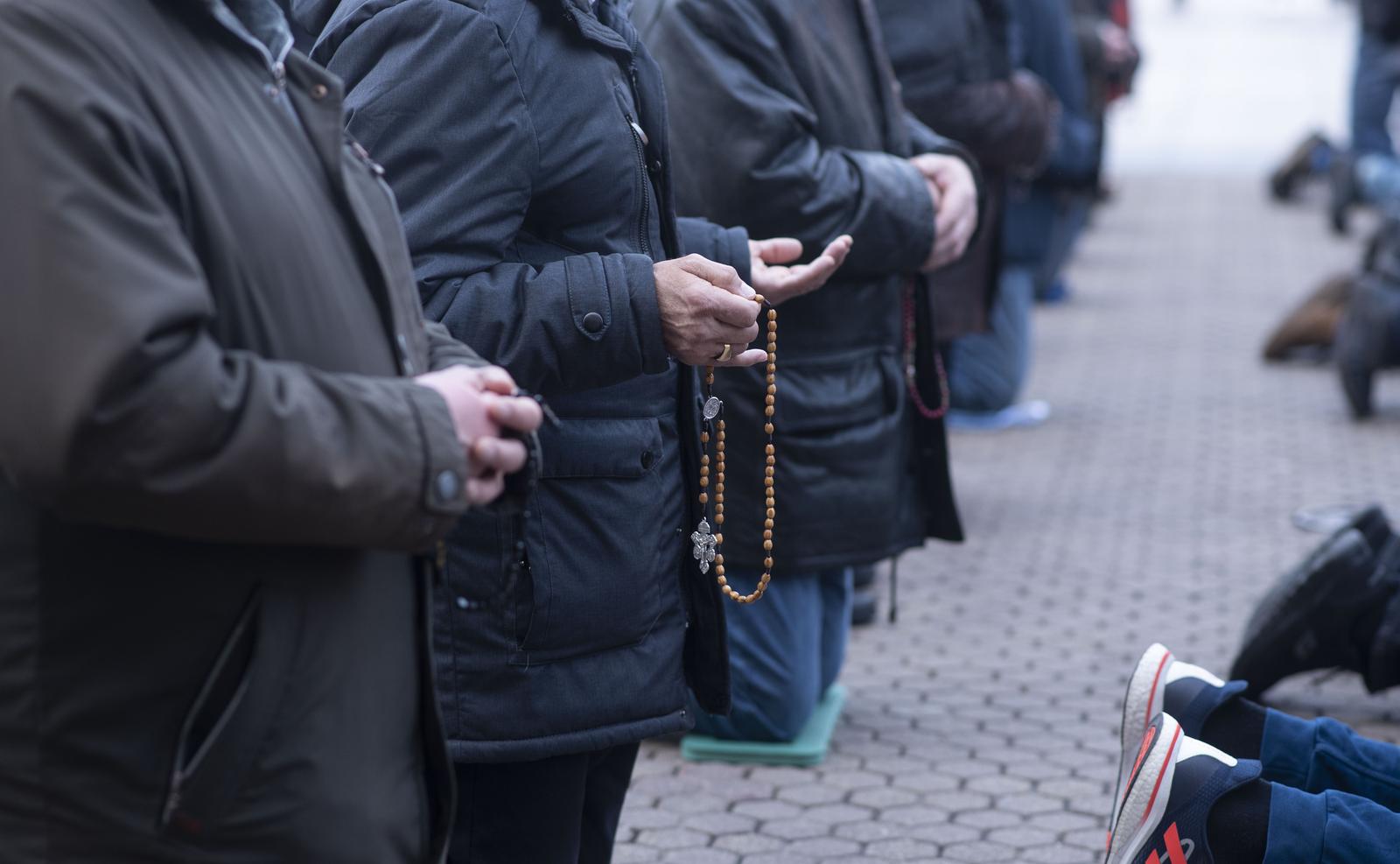 Zagreb: Muškarci na Trgu bana Josipa Jelačića mole krunicu