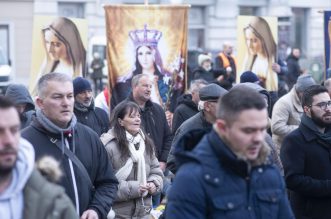 Zagreb: Muškarci na Trgu bana Josipa Jelačića mole krunicu