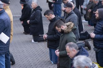 Zagreb: Muškarci na Trgu bana Josipa Jelačića mole krunicu