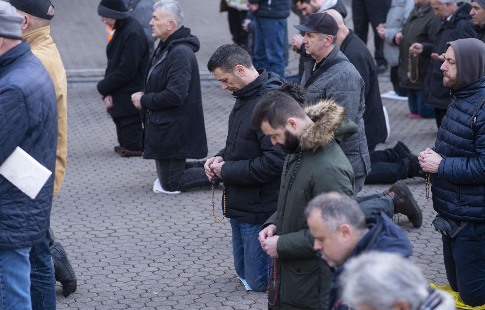 Zagreb: Muškarci na Trgu bana Josipa Jelačića mole krunicu