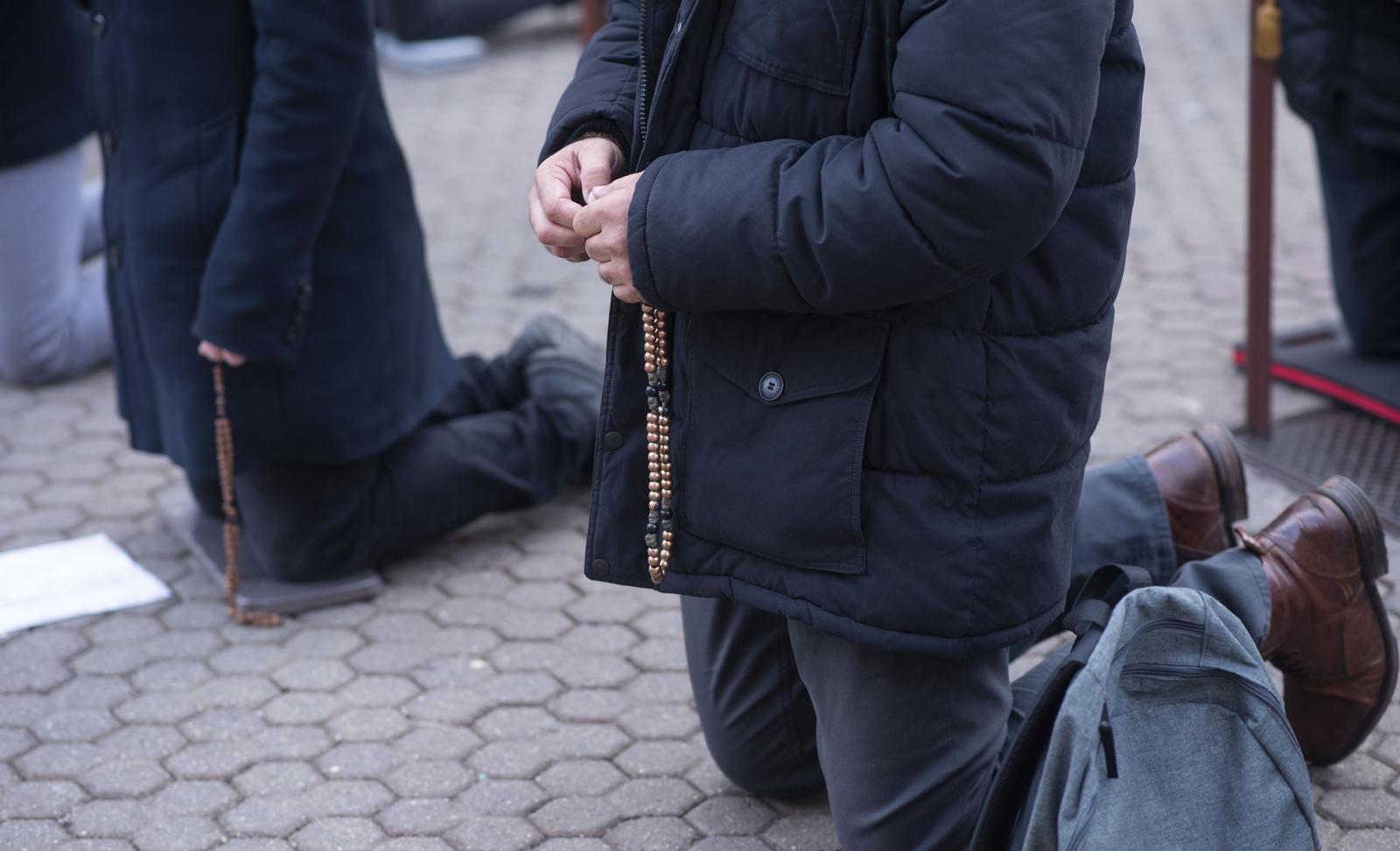 Zagreb: Muškarci na Trgu bana Josipa Jelačića mole krunicu