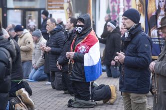 Zagreb: Muškarci na Trgu bana Josipa Jelačića mole krunicu