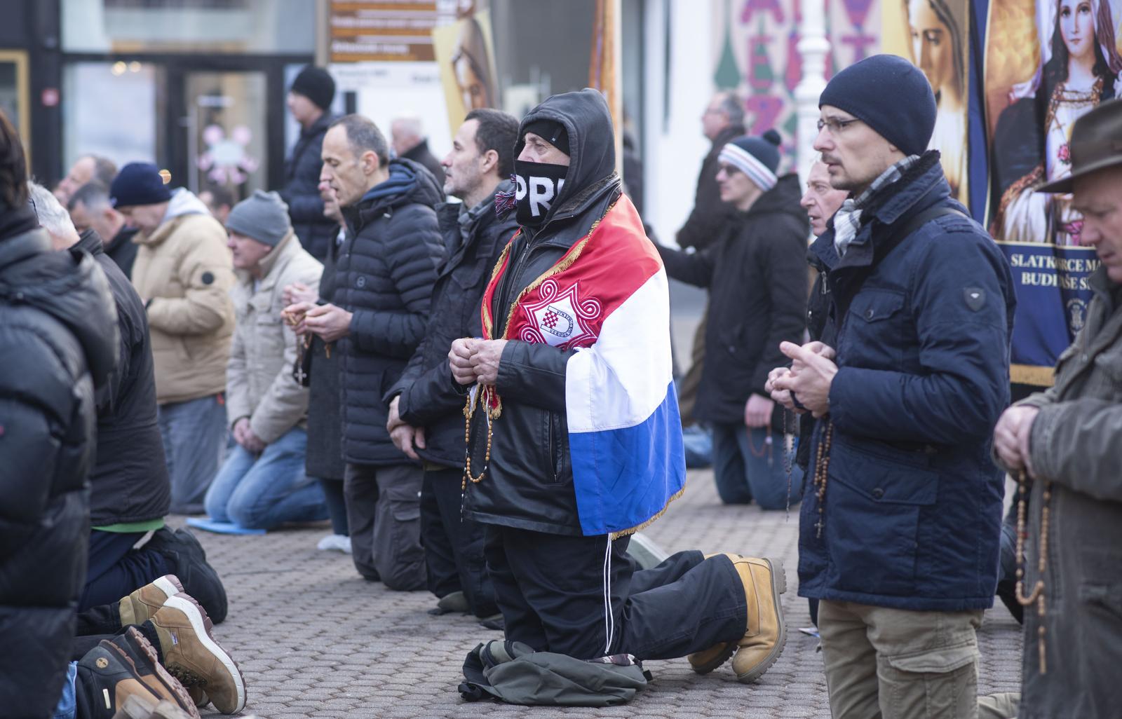 Zagreb: Muškarci na Trgu bana Josipa Jelačića mole krunicu