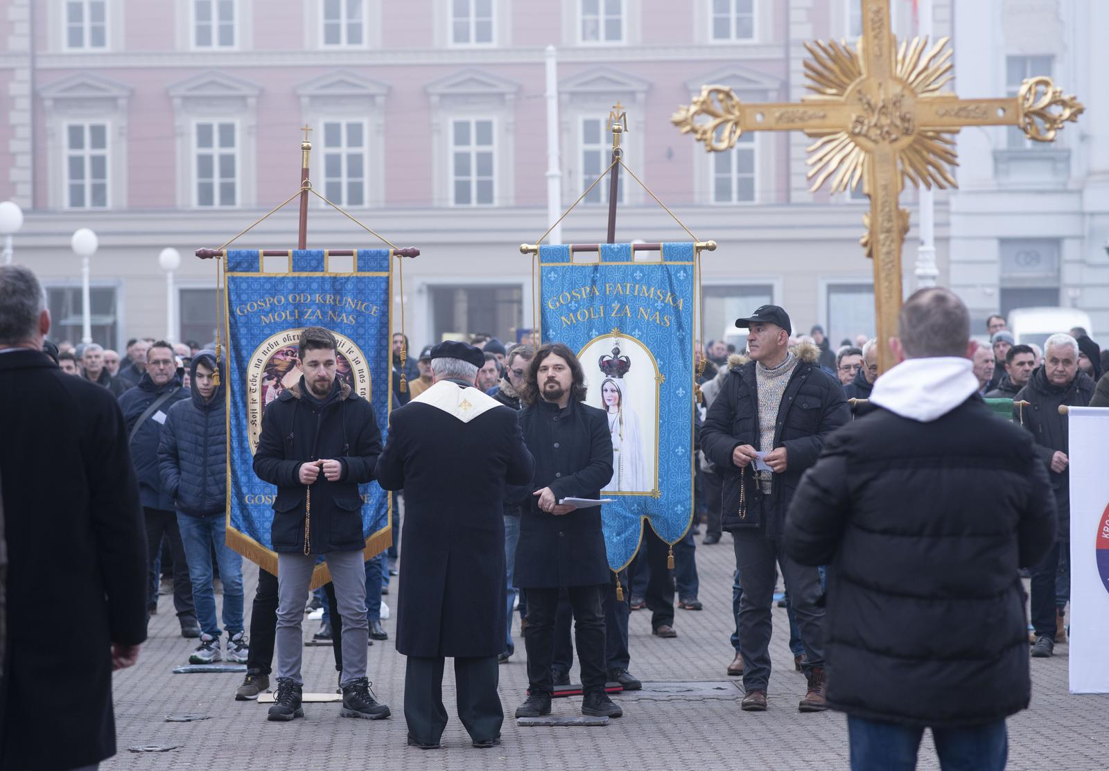 Zagreb: Muškarci na Trgu bana Josipa Jelačića mole krunicu
