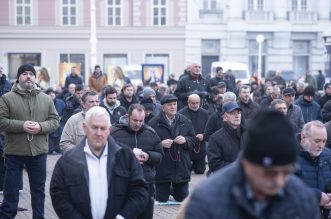 Zagreb: Muškarci na Trgu bana Josipa Jelačića mole krunicu