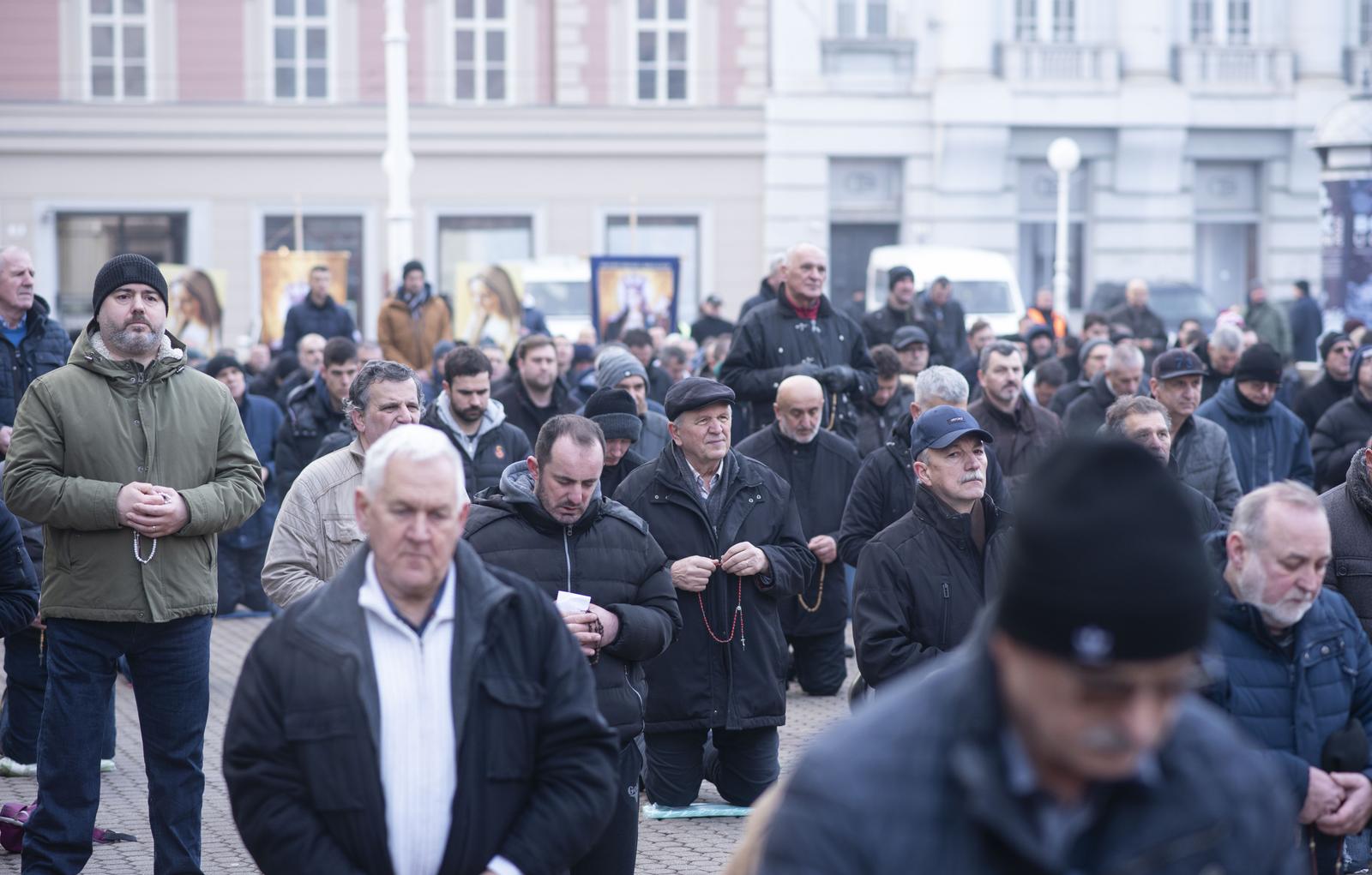 Zagreb: Muškarci na Trgu bana Josipa Jelačića mole krunicu